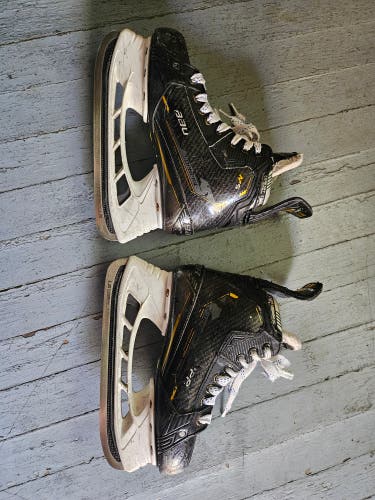 Black/Yellow Bauer Supreme M5 Pro Hockey Skates Size 4 (Used)
