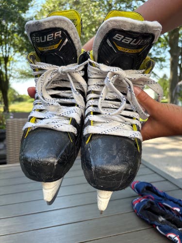 2022 Bauer Supreme M4 Hockey Skates Regular Width Size 5.5 (Used)