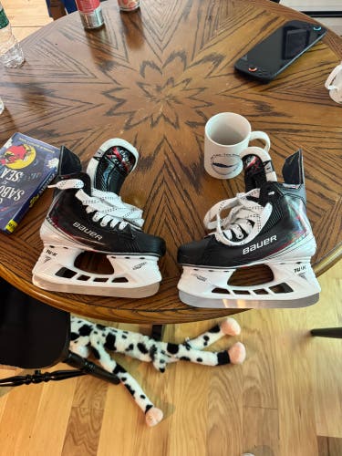 2025 Bauer Vapor Fly40 Hockey Skates Regular Width Size 1 (Used)