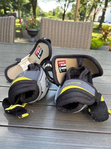 Junior Medium CCM Tacks Elbow Pads (Used)