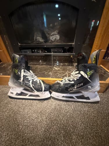 Black/White 2023 Bauer Vapor Hyperlite 2 Hockey Skates Narrow Width 8 (Used)
