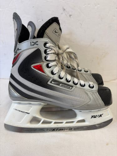 Silver Bauer Vapor IX Hockey Skates Regular Width 6 (Used)