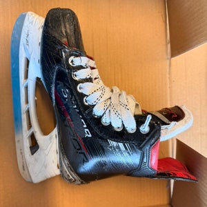 Red 2023 Bauer Vapor X4 Hockey Skates Regular Width Size 5.5 (Used)
