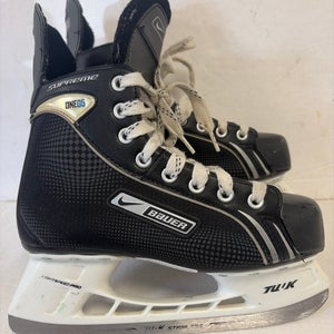 Black Bauer Supreme One05 Hockey Skates Size 5 (Used)