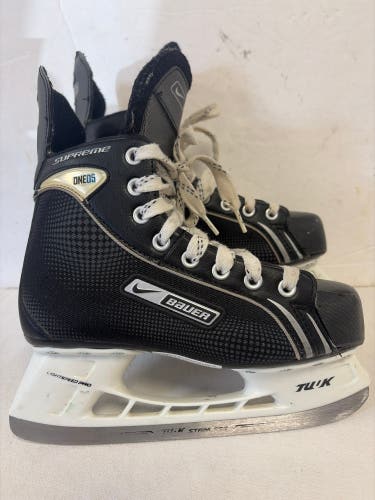 Black Bauer Supreme One05 Hockey Skates Size 5 (Used)