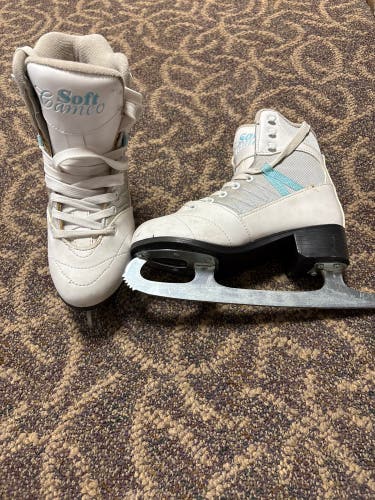 Jackson Soft Cameo Figure Skates Size 4 (Used)
