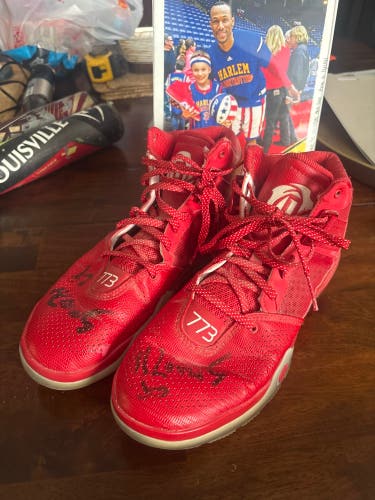 GAME USED AUTOGRAPHED HARLEM GLOBETROTTERS “SMOOVE” SHOES. —SEND OFFERS—