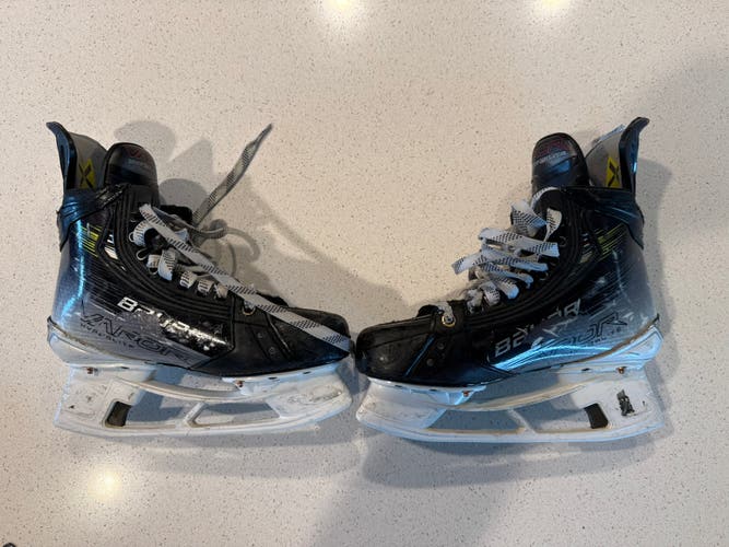 Bauer Vapor Hyperlite 2 Hockey Skates – Intermediate 4.5 Fit 1 – 2 Sets of Fly-Ti Steel + Superfeet