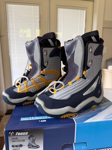 Size M 8.0 (W 9.0) Northwave Snowboard Boots (New)