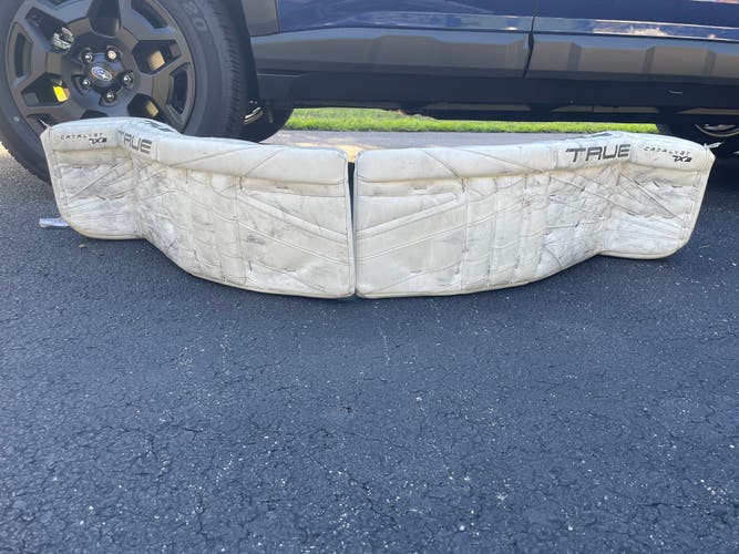 31" True Catalyst 7X3 Goalie Leg Pads (Used)