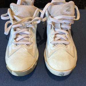 White Unisex 2Y (Big Kids / Youth) Youth New Balance Molded Cleats Cleats (Used)