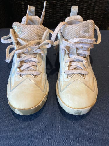 White Unisex 2Y (Big Kids / Youth) Youth New Balance Molded Cleats Cleats (Used)