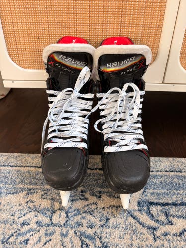 2025 Bauer Vapor Flypro Hockey Skates Regular Width 6.5 (Used)