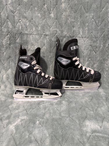 Junior CCM Intruder Hockey Skates Regular Width 9 (Used)