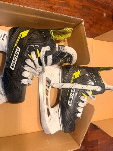 2022 Bauer Supreme M4 Hockey Skates Size 1.5 (Used)