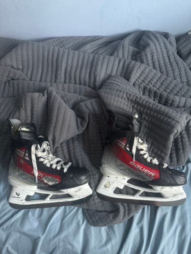 Red 2023 Bauer Vapor Hyperlite 2 Skates size 7 fit 2