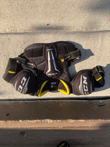 Men's Small Youth CCM Tacks 9550 Shoulder Pads (Used)