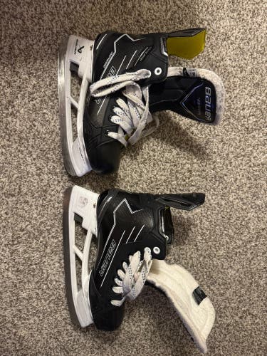 Black Bauer Supreme Ignite Pro+ Hockey Skates Extra Wide Width 6.5 (Used)