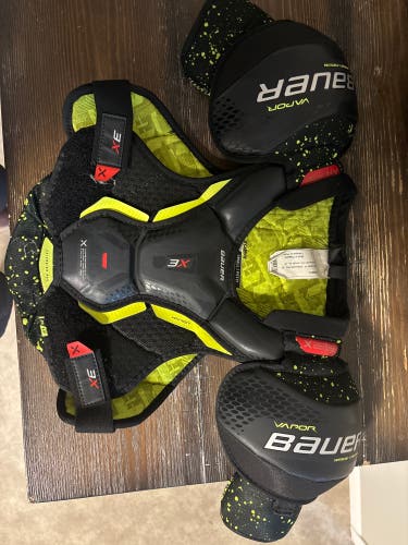 Men's Small Junior Bauer Vapor 3X Shoulder Pads (Used)