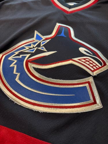 Canucks CCM Hockey Jersey Men’s XL