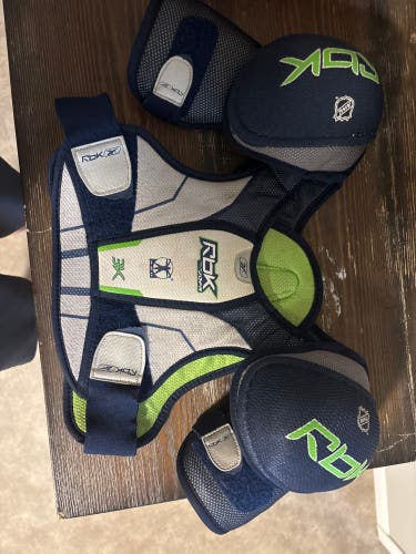 Small / Medium Junior Reebok 3K Shoulder Pads (Used)