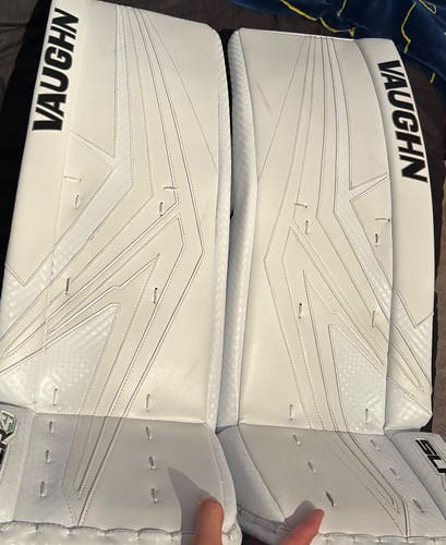 32" Vaughn SLR4 Pro Goalie Leg Pads (Used)