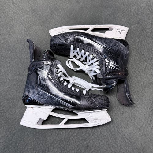 Black 2023 Bauer Pro Custom Vapor Hyperlite 2 Hockey Skates L11 R10.5 (Used)