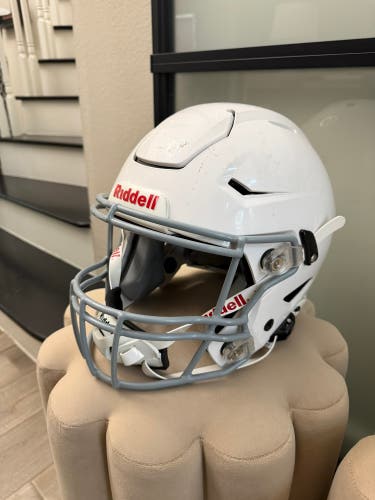 White Adult Medium Riddell SpeedFlex Helmet (Used)