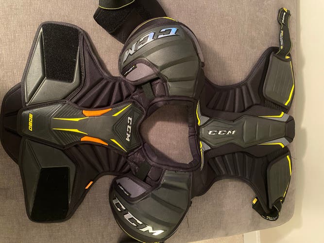 Men's Large Senior CCM Tacks 9080 Shoulder Pads (Used)