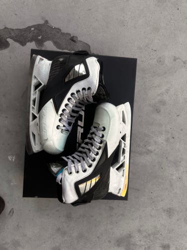 True 2 Piece Hockey Goalie Skates Regular Width 9 (Used)
