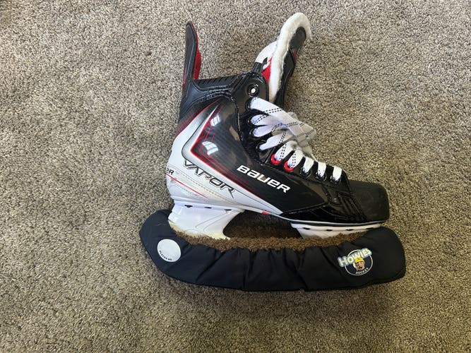 Black/White 2025 Bauer Vapor Fly30 Hockey Skates Regular Width 6.5 (New)