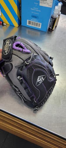 Used Louisville Slugger DIVA BB/SB Glove RH Throw Black 11 1/2" 11497-S000160302