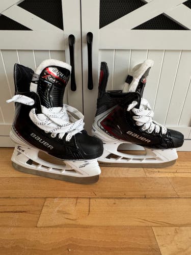 2025 Bauer Vapor Fly40 Hockey Skates Regular Width Size 1 (Used)