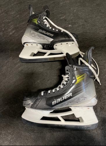 2023 Bauer Vapor Hyperlite 2 Hockey Skates 9.5 (Used)