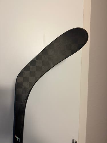 Intermediate Bauer Vapor Flylite Right Handed Hockey Stick P28 65 Flex (Used)