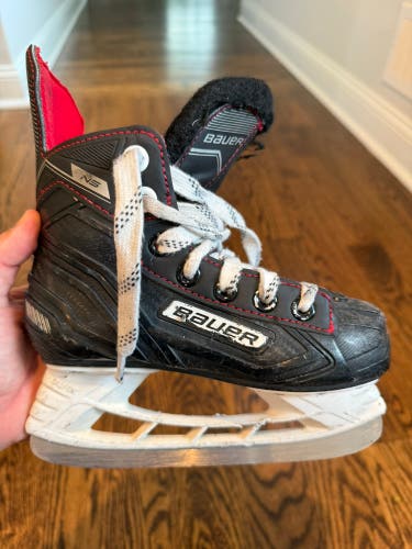 Youth Black Bauer NS LTP Hockey Skates Regular Width 11 (Used)