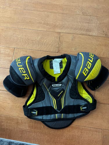 Medium Junior Bauer Supreme S150 Shoulder Pads (Used)