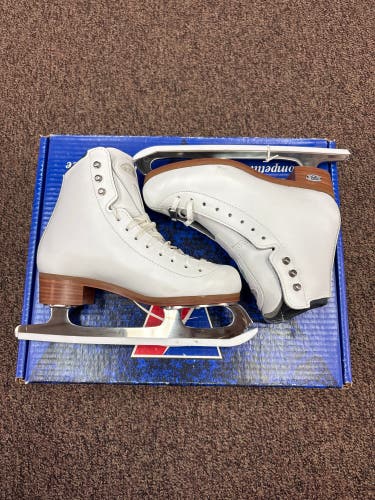 Riedell Stride Figure Skates Size 2.5 (New)