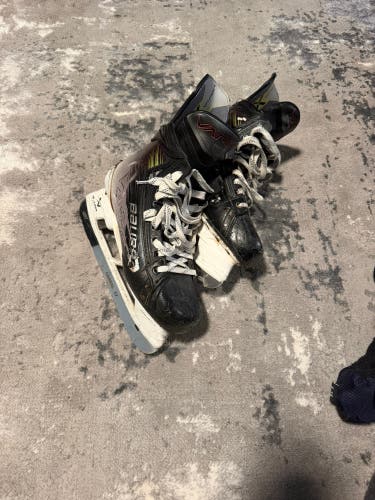 2023 Bauer Vapor Hyperlite 2 Hockey Skates 8.5 (Used)