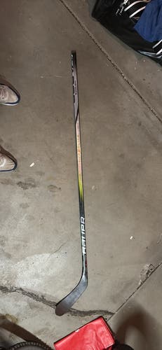 Senior Bauer Vapor Hyperlite 2 Right Handed Hockey Stick P28 87 Flex (Good as New)