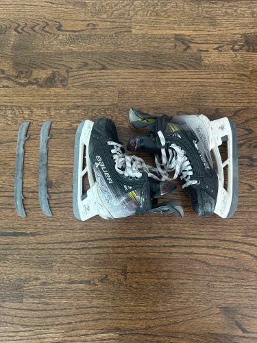 Black 2023 Bauer Vapor Hyperlite 2 Hockey Skates Regular Width Size 4.5 (Used)
