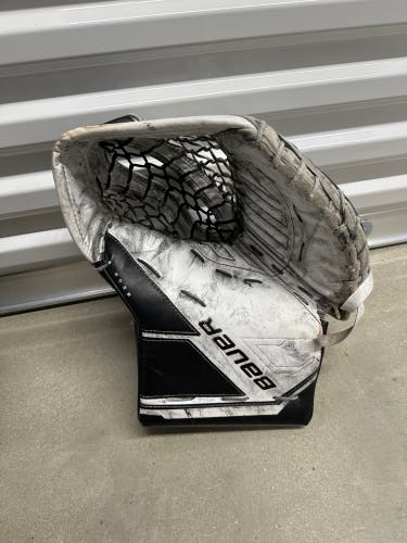 Bauer M5 Pro Goalie Glove Regular (Used)