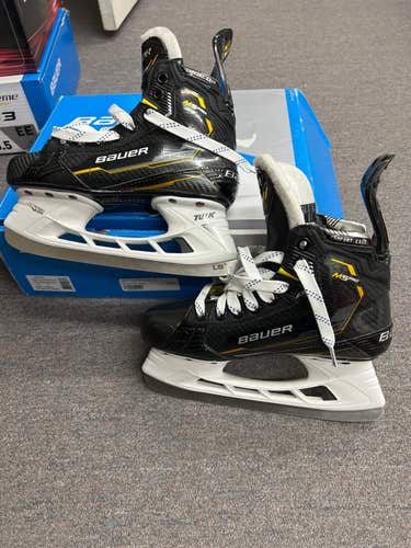 Used Junior Bauer Regular Width Size 3.5 Supreme M5 Pro Hockey Skates