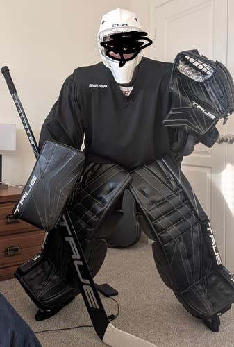 Like New - Complete and Ready-to-Play Senior Goalie Set 33+2, 9.5D, Medium