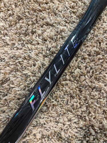 Bauer Vapor Flylite SR Grip RH Hockey Stick P28 70 Flex (New) (No Warranty) Black/Silver