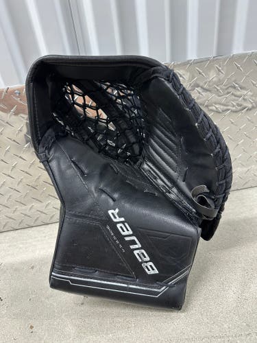 Bauer M5 Pro Goalie Glove Regular (Used)