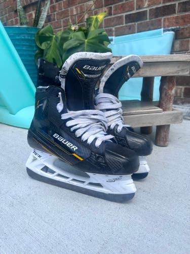 2022 Bauer Supreme M5 Pro Hockey Skates 9.5 (Used)