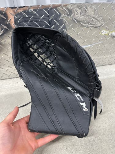 CCM Extreme Flex E5.5 Goalie Glove Regular (Used)