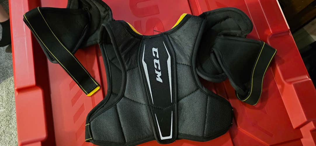 Small Junior CCM Tacks 9550 Shoulder Pads (Used)