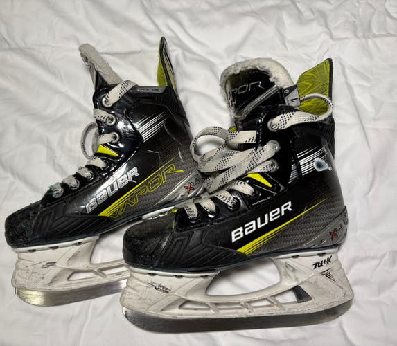 2023 Bauer Vapor X4 Hockey Skates Regular Width Size 1 (Used)